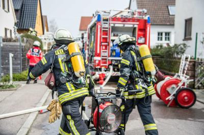 Schorndorf-Weiler: Feuerwehr rettet Hund und Kleintiere aus Brandwohnung im Dachgeschoss